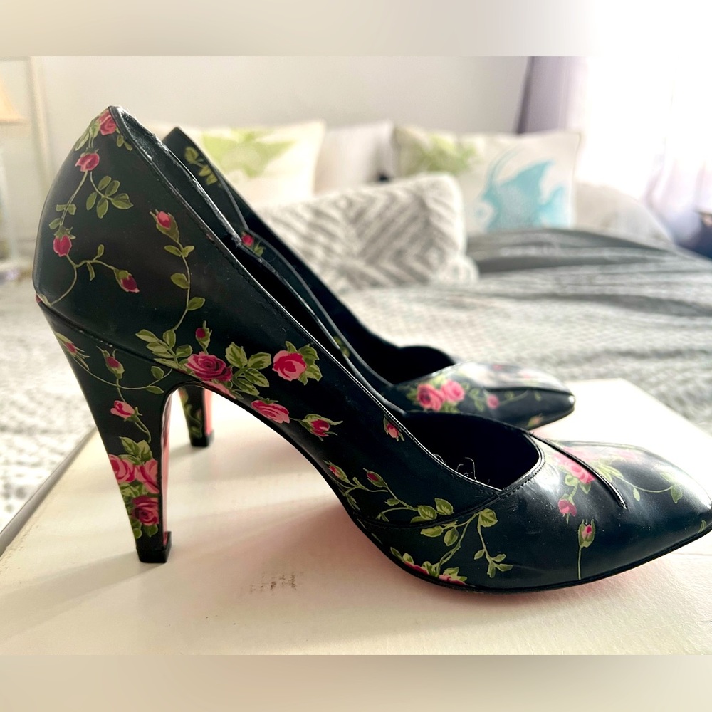 Nadia Neri beautiful never used “Red Bottoms” pumps.